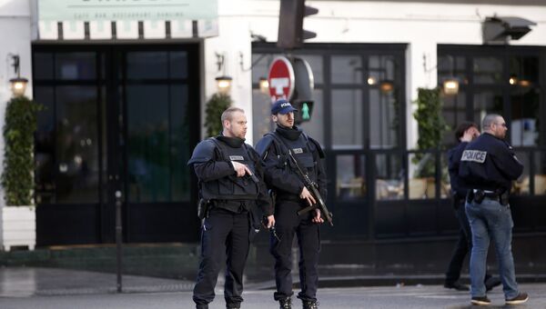Полицейские у здания комиссариата полиции в 18 округе Парижа, 7 января 2016