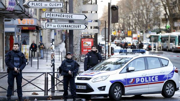 Полицейское оцепление в районе комиссариата 18-го округа в Париже, 7 января 2016