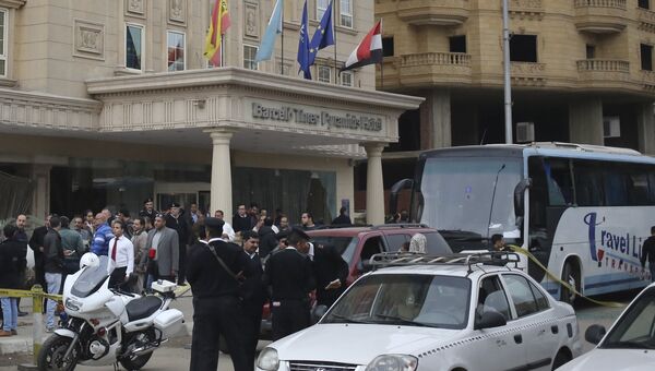 Отель и автобус, подвергшиеся обстрелу в Каире, 7 января 2016