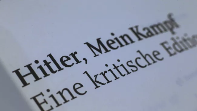 Переизданная книга Адольфа Гитлера Майн кампф (Mein Kampf) с критическими комментариями