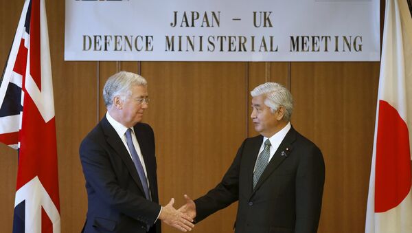 Министры обороны Японии и Великобритании Гэн Накатани и Майкл Фэллон на встрече в Токио, 9 января 2016