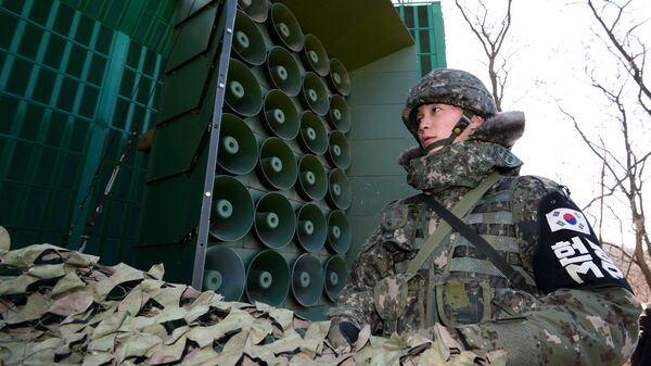 Южнокорейский военнослужащий готовит громкоговорители для пропагандистского вещания на границе с КНДР, 8 января 2016
