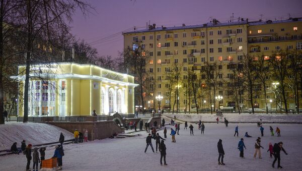 Люди катаются на коньках на Патриарших прудах в Москве. Архивное фото