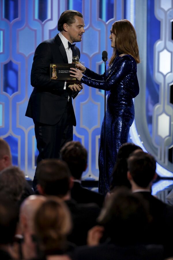 Джулианна Мур вручает Леонардо Ди Каприо Золотой глобус за лучшее драматическое исполнение