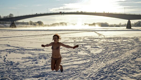 Женщина из Новгородского клуба любителей зимнего плавания