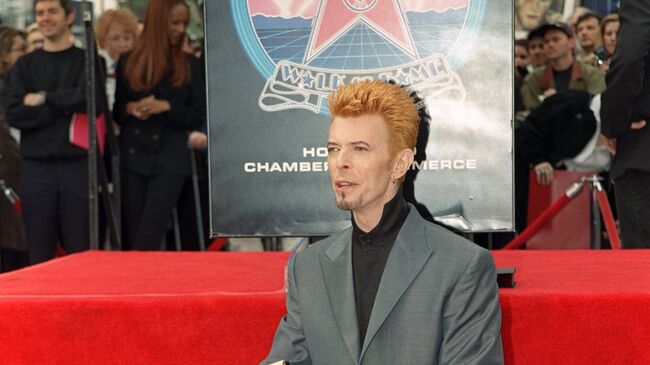 Музыкант Дэвид Боуи на голливудской Аллее славы Музыкант Дэвид Боуи на голливудской Аллее славы