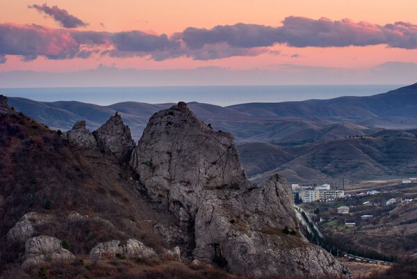 Горы в окрестностях села Солнечная долина в Крыму
