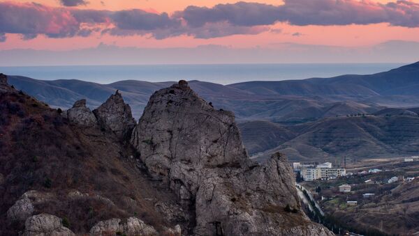 Горы в окрестностях села Солнечная долина в Крыму. Архивное фото