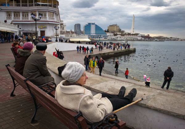 Местные жители отдыхают на набережной в Севастополе