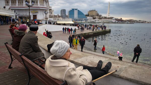 Местные жители отдыхают на набережной в Севастополе