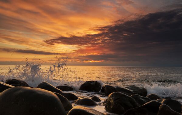 Берег Черного моря на восходе солнца в поселке Курортном в Крыму