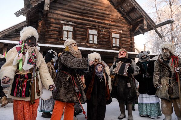 Колядки на зимнем празднике Святок в Музее народного деревянного зодчества Витославлицы
