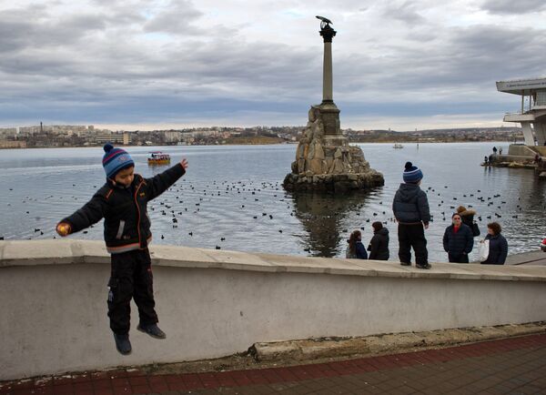 Ребенок прыгает с парапета набережной в Севастополе