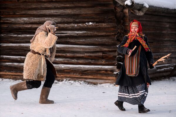 Женщины на зимнем празднике Святок в Музее народного деревянного зодчества Витославлицы