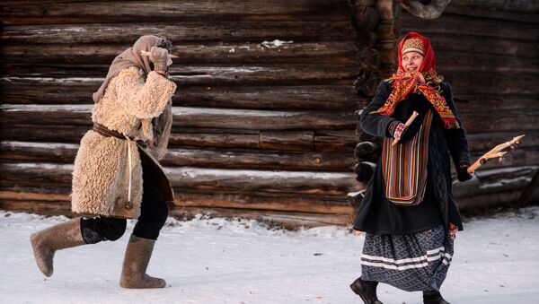 Женщины на зимнем празднике Святок в Музее народного деревянного зодчества Витославлицы