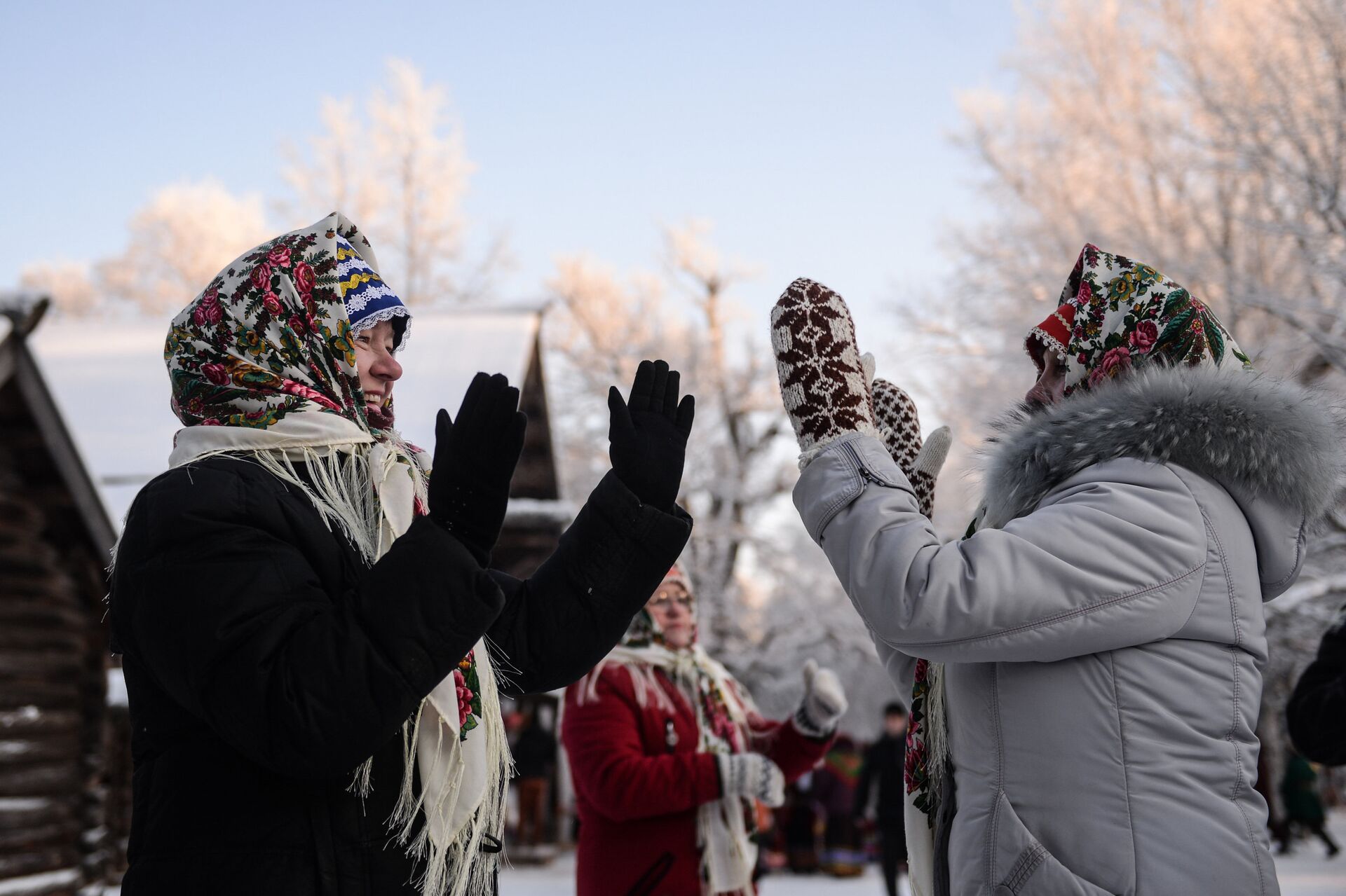 Женщины на зимнем празднике Святок в музее народного деревянного зодчества Витославлицы  - РИА Новости, 1920, 09.12.2024