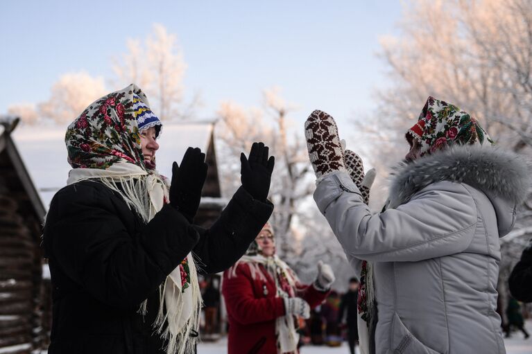 Женщины на зимнем празднике Святок в Музее народного деревянного зодчества Витославлицы