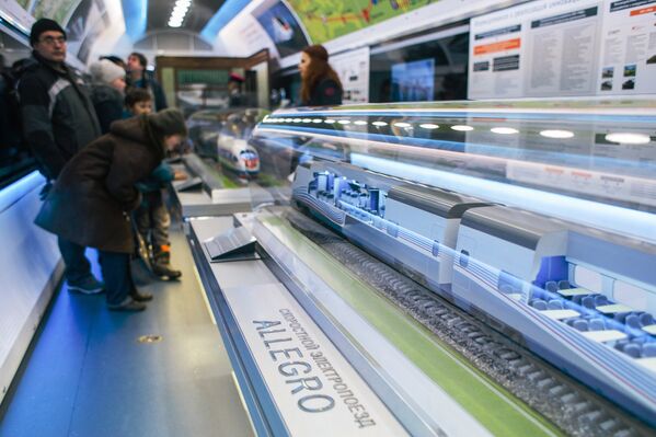 Посетители рассматривают макет скоростного поезда Аллегро (Pendolino Sm6) в передвижном выставочно-лекционном комплексе РЖД в Иваново