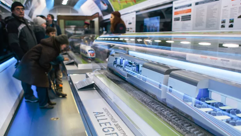 Посетители рассматривают макет скоростного поезда Аллегро (Pendolino Sm6) в передвижном выставочно-лекционном комплексе РЖД в Иваново Посетители рассматривают макет скоростного поезда Аллегро (Pendolino Sm6) в передвижном выставочно-лекционном комплексе РЖД в Иваново