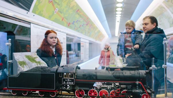 Посетители у макета паровоза Л-2344 Победа в передвижном выставочно-лекционном комплексе РЖД в Иваново