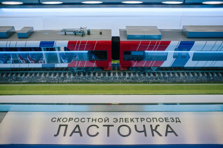 Макет скоростного электропоезда двойного питания Ласточка (Desiro Rus) в передвижном выставочно-лекционном комплексе РЖД в Иваново