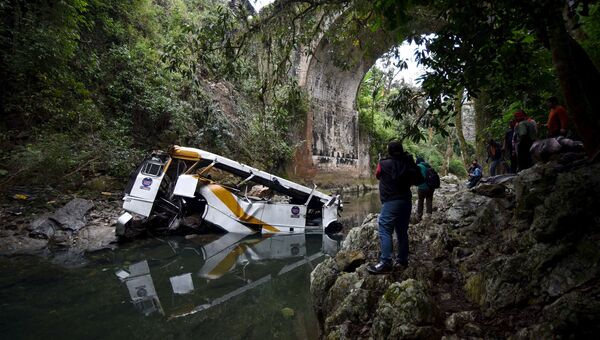 На месте падения в реку автобуса в Мексике