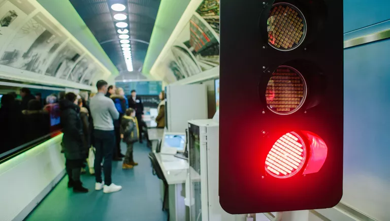 Посетители в передвижном выставочно-лекционном комплексе РЖД в Иваново Посетители в передвижном выставочно-лекционном комплексе РЖД в Иваново