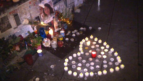Парижане выложили сердце из свечей в память о жертвах терактов 2015 года. Архивное фото