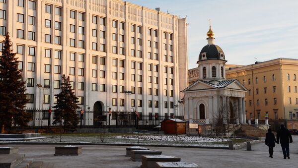 Здание министерства обороны РФ и храм Бориса и Глеба на Арбатской площади в Москве. Архивное фото