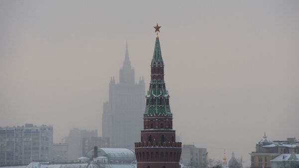 Водовзводная башня Московского Кремля и высотное здание МИД России