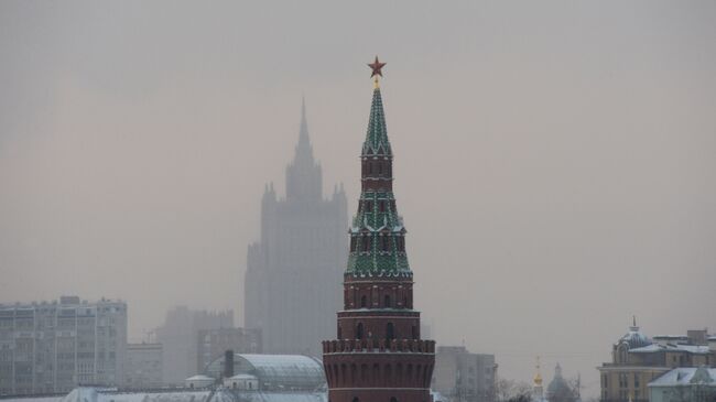 Водовзводная башня Московского Кремля (на первом плане) и высотное здание министерства иностранных дел РФ, архивное фото