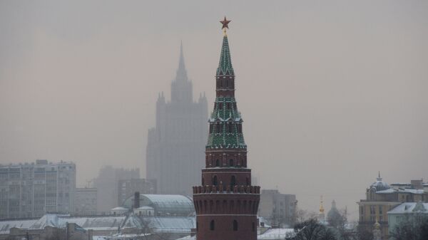 Водовзводная башня Московского Кремля (на первом плане) и высотное здание министерства иностранных дел РФ