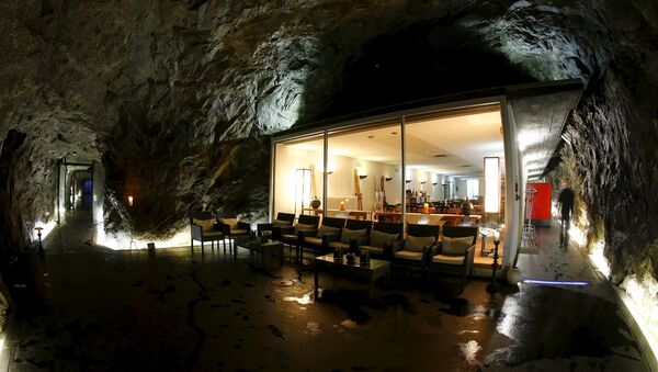 Ресторан отеля La Claustra в бывшем армейском бункере на перевале Сен-Готард, Швейцария