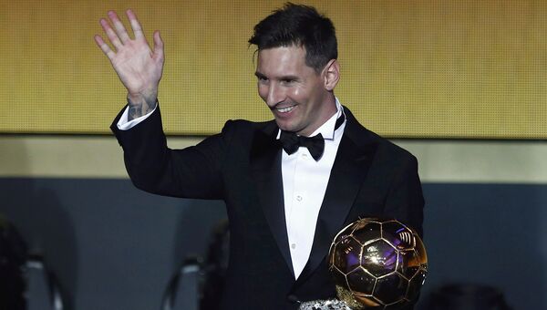 Футболист Лионель Месси стал обладателем премии лучшему игроку 2015 года по версии ФИФА — Золотого мяча