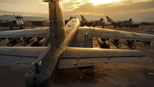 Российские самолеты Су-25 и Су-24 на базе Хмеймим в Сирии. Архивное фото