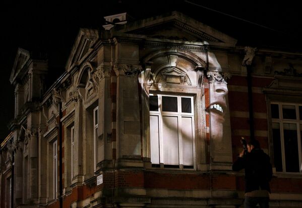 Изображение Дэвида Боуи на здании в Брикстоне, Лондон, январь 2016