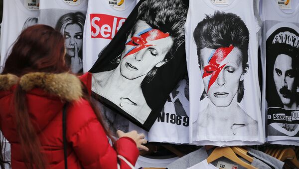 Портрет Дэвида Боуи на футболках. Лондон, январь 2016