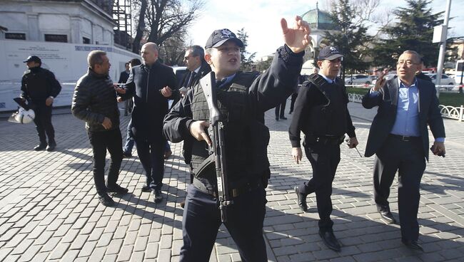 Полиция на месте взрыва в Стамбуле