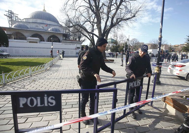 Полиция на месте взрыва в Стамбуле