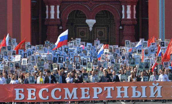 Шествие Региональной патриотической общественной организации Бессмертный полк Москва по Красной площади. 9 мая 2015 год
