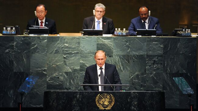 Президент России Владимир Путин (на первом плане) во время выступления на пленарном заседании 70-й сессии Генеральной Ассамблеи ООН в Нью-Йорке