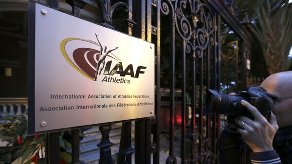 Вывеска Международной ассоциации легкоатлетических федераций у здания штаб-квартиры организации в Монако. Архивное фото