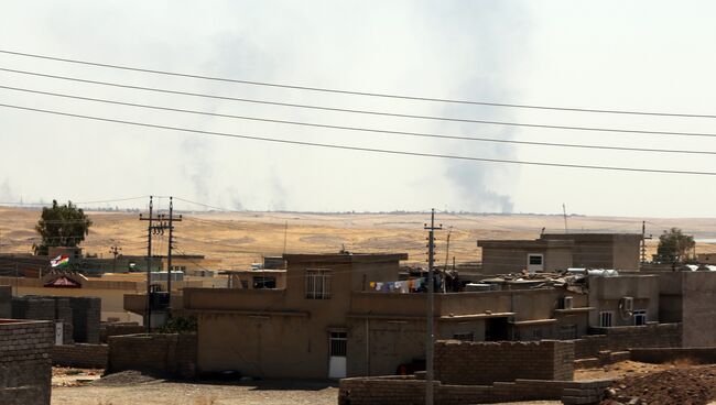 Дым над городом Мосул после ударов авиации США, Ирак