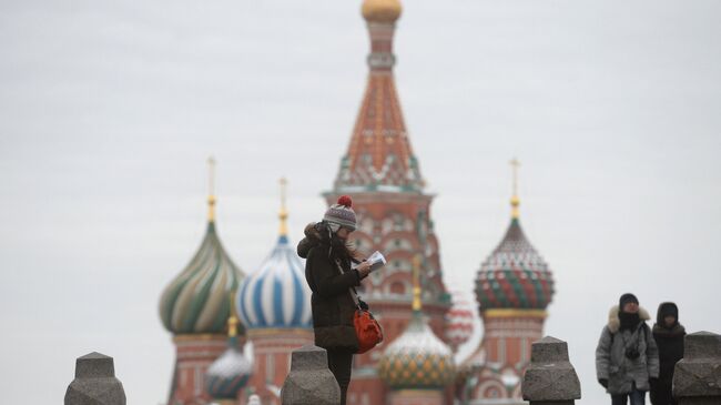 Туристы на Красной площади в Москве