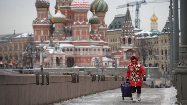 Женщина на Большом Москворецком мосту на Красной площади в Москве. Архивное фото