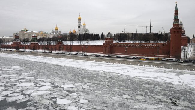 Вид на Московский Кремль с Большого Москворецкого моста. Архивное фото