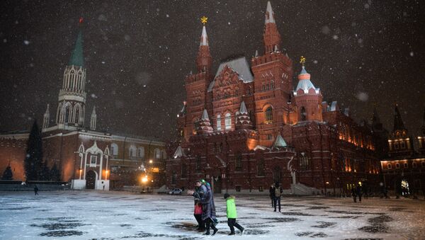 Прохожие во время снегопада на Красной площади в Москве. Архивное фото