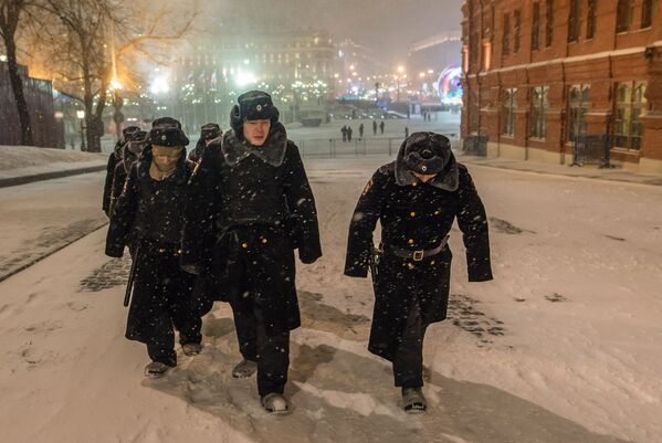 Курсанты во время снегопада в Кремлёвском проезде в Москве