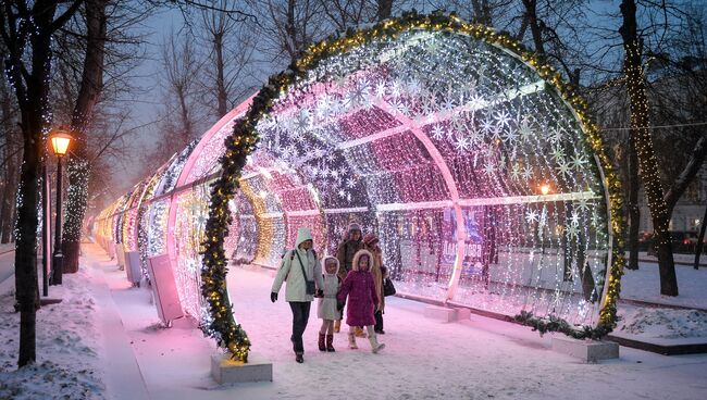 Прохожие во время снегопада на Тверском бульваре в Москве. Архивное фото