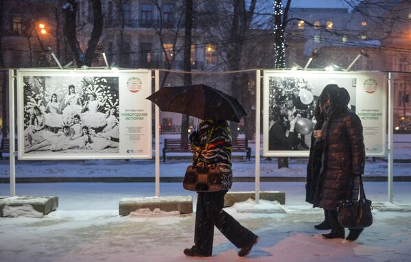Прохожие во время снегопада на Тверском бульваре в Москве